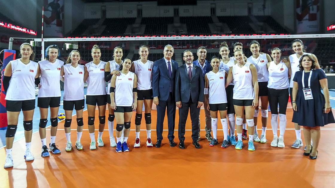Bakan Kasapoğlu'ndan milli voleybolculara moral ziyareti